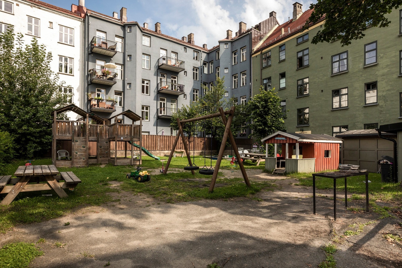 Sameiet har en stor fellespark til glede for beboerne. Dette i tillegg til flere grøntområder mellom de mange blokkene. Her er det også en barnepark for de minste. Galleribilde