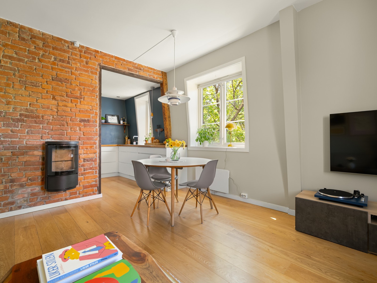 Dette er en lys og vakker 4-roms ende-/toppleilighet, med herlig standard og stil. Det er bare å glede seg! Galleribilde