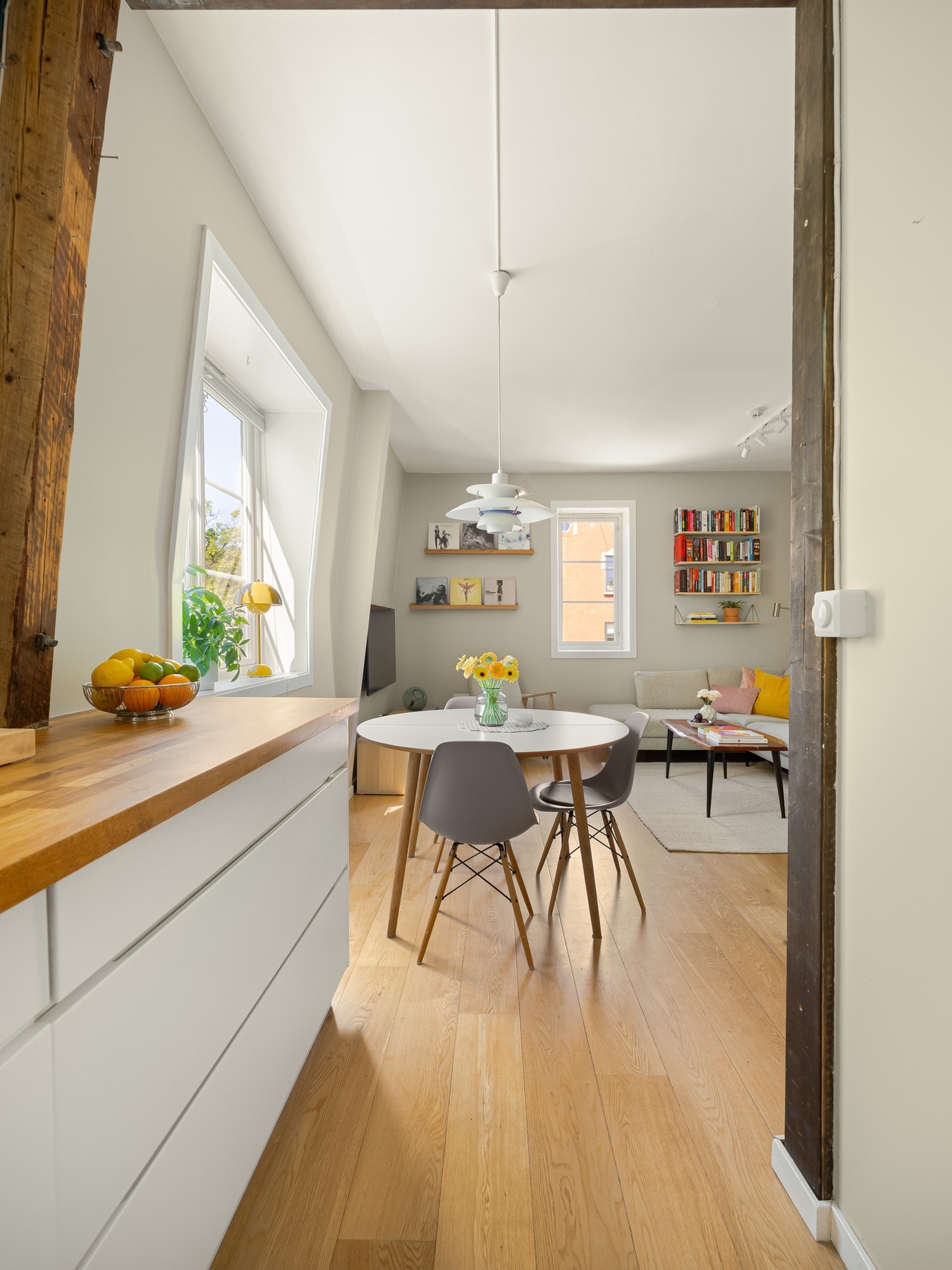 Spisebordet finner sin naturlige plassering mellom stue- og kjøkkendelen. Galleribilde