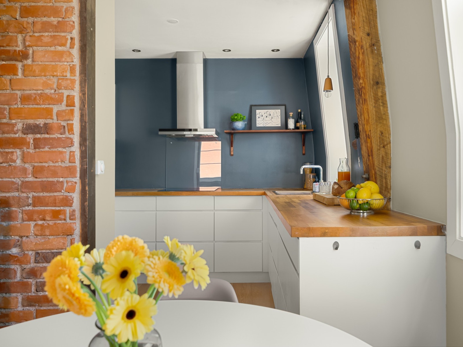 Kjøkkenet ligger praktisk til i en delvis åpen løsning mot stuen. Galleribilde