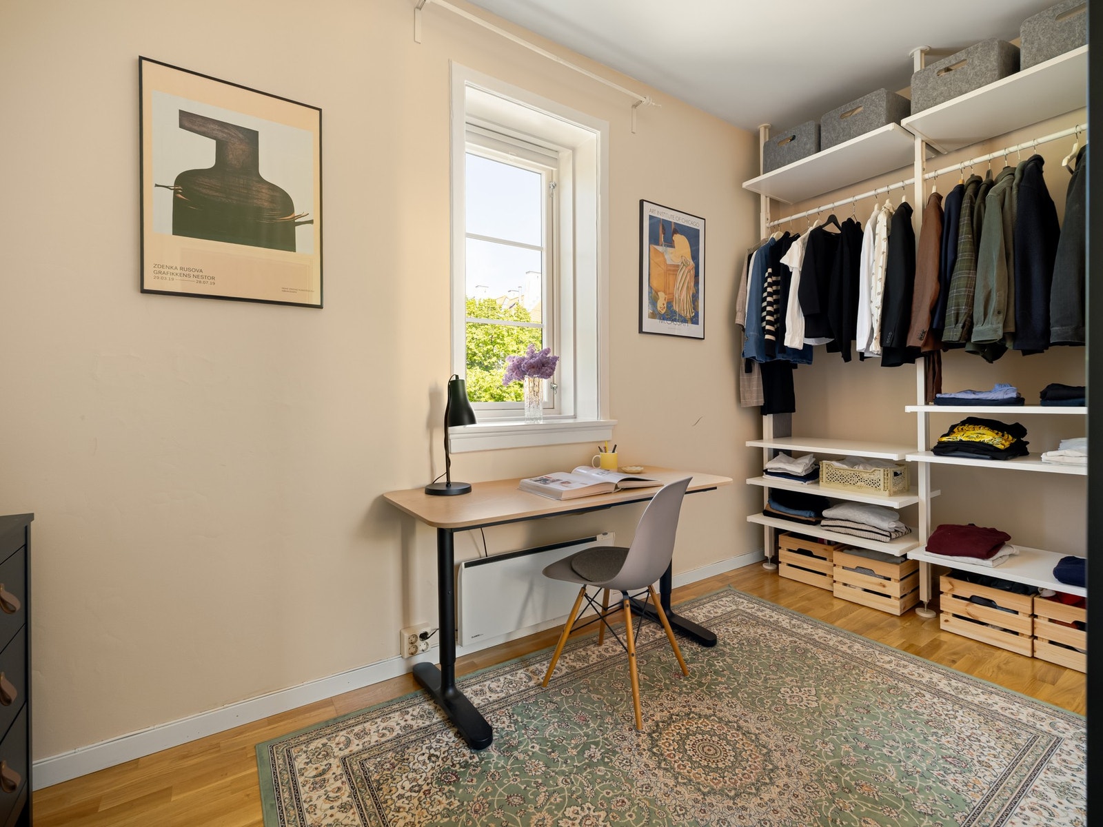 Det innerste rommet er blitt brukt som kontor og walk-in garderobe. Hvor deilig er det ikke å ha så mye plass til akkurat det som passer deg? Galleribilde