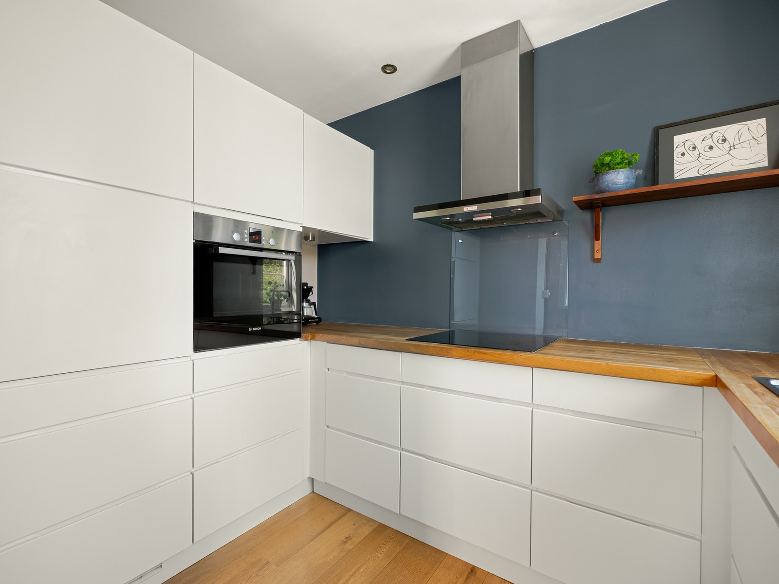 Kjøkkenet var nytt i 2015 med Kvik-innredning. Koketopp, stekeovn, innebygd kjøleskap og fryser, oppvaskmaskin - Ja, alt egentlig - er integrert og følger med. Galleribilde