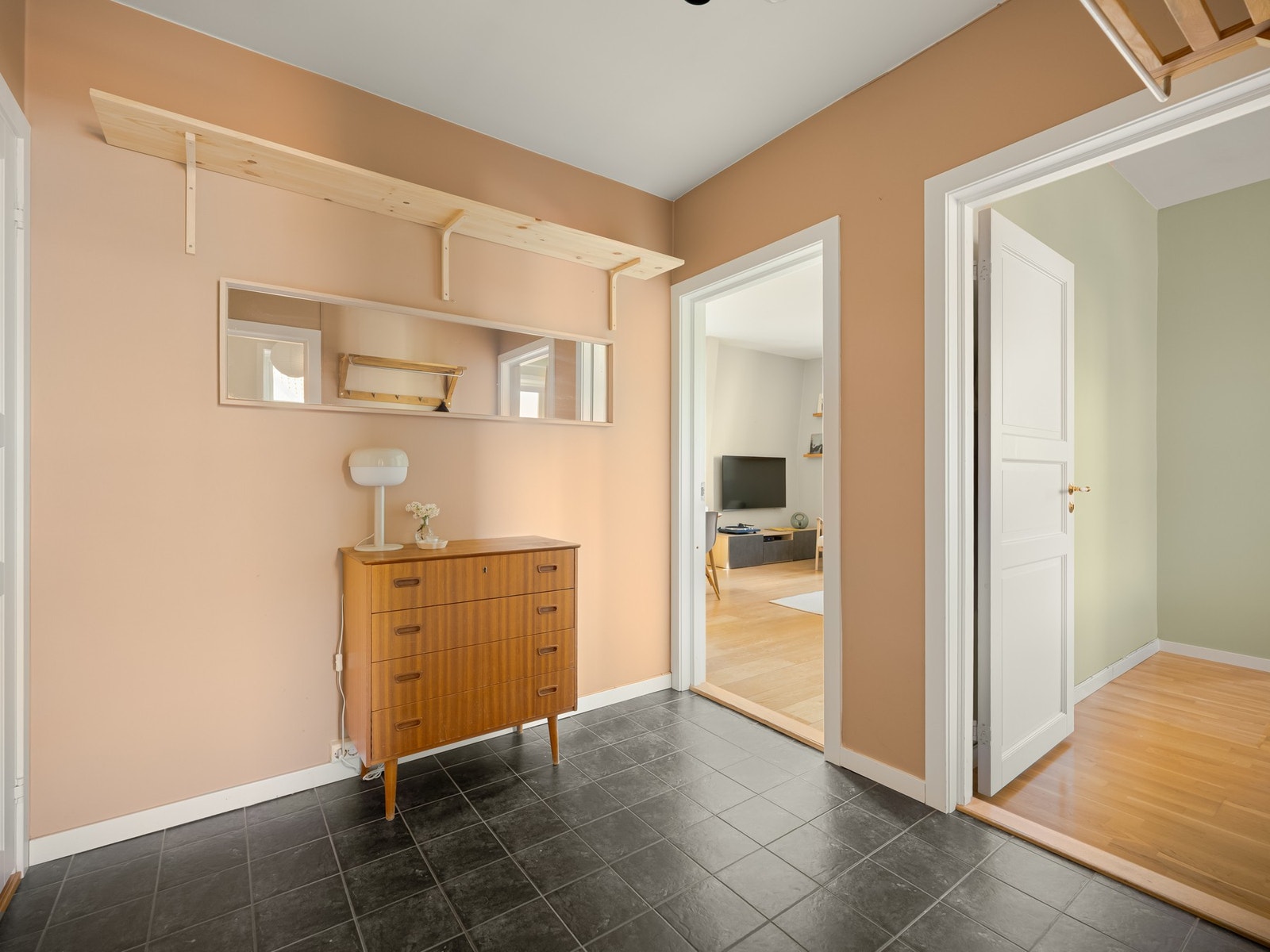 Den romslige entreen binder rommene fint sammen. Det er også bra med lagringsplass her. Galleribilde