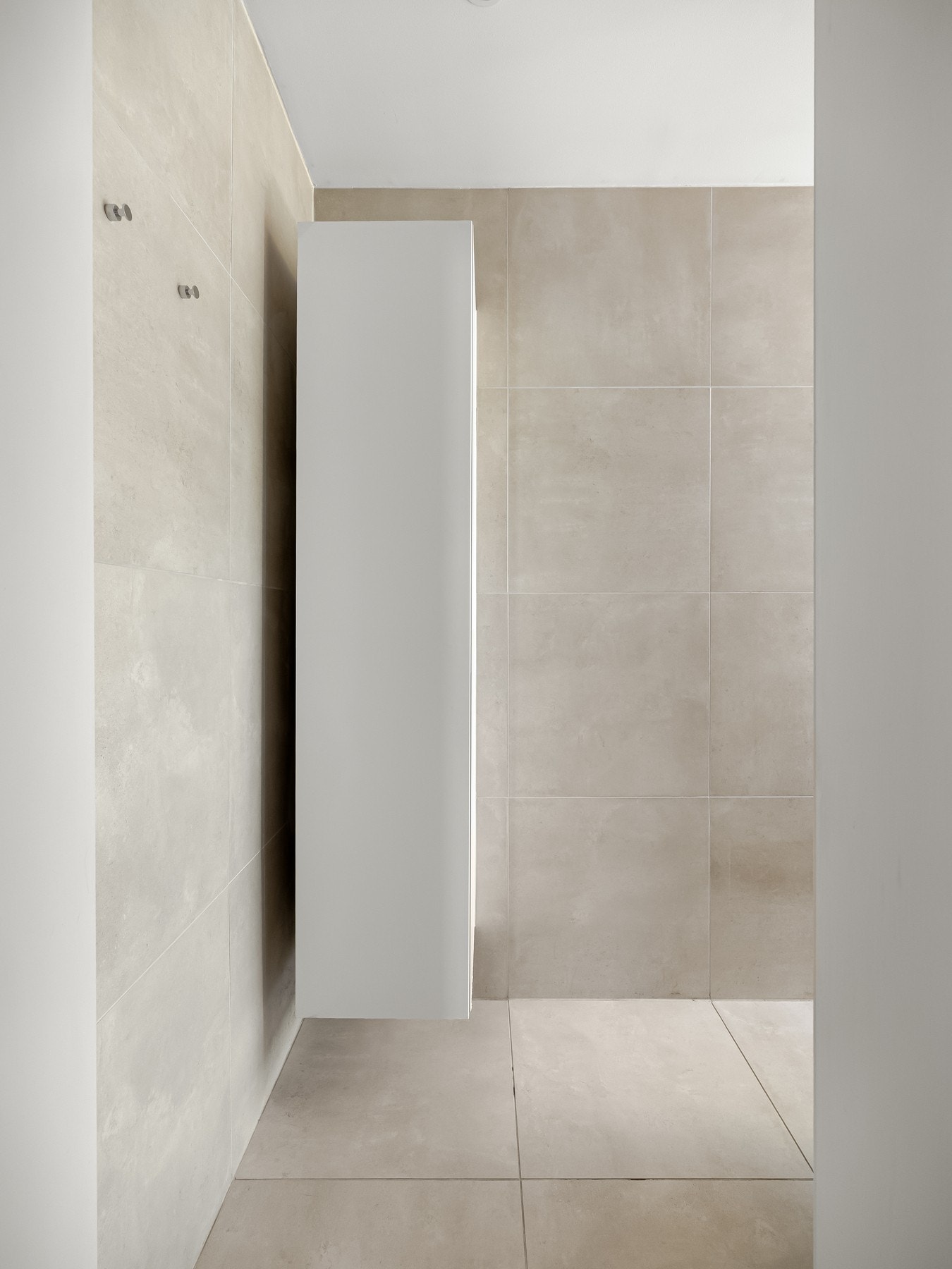 Det er varme i gulvet, downlights i himling og ekstra lagring i høyskap. Galleribilde