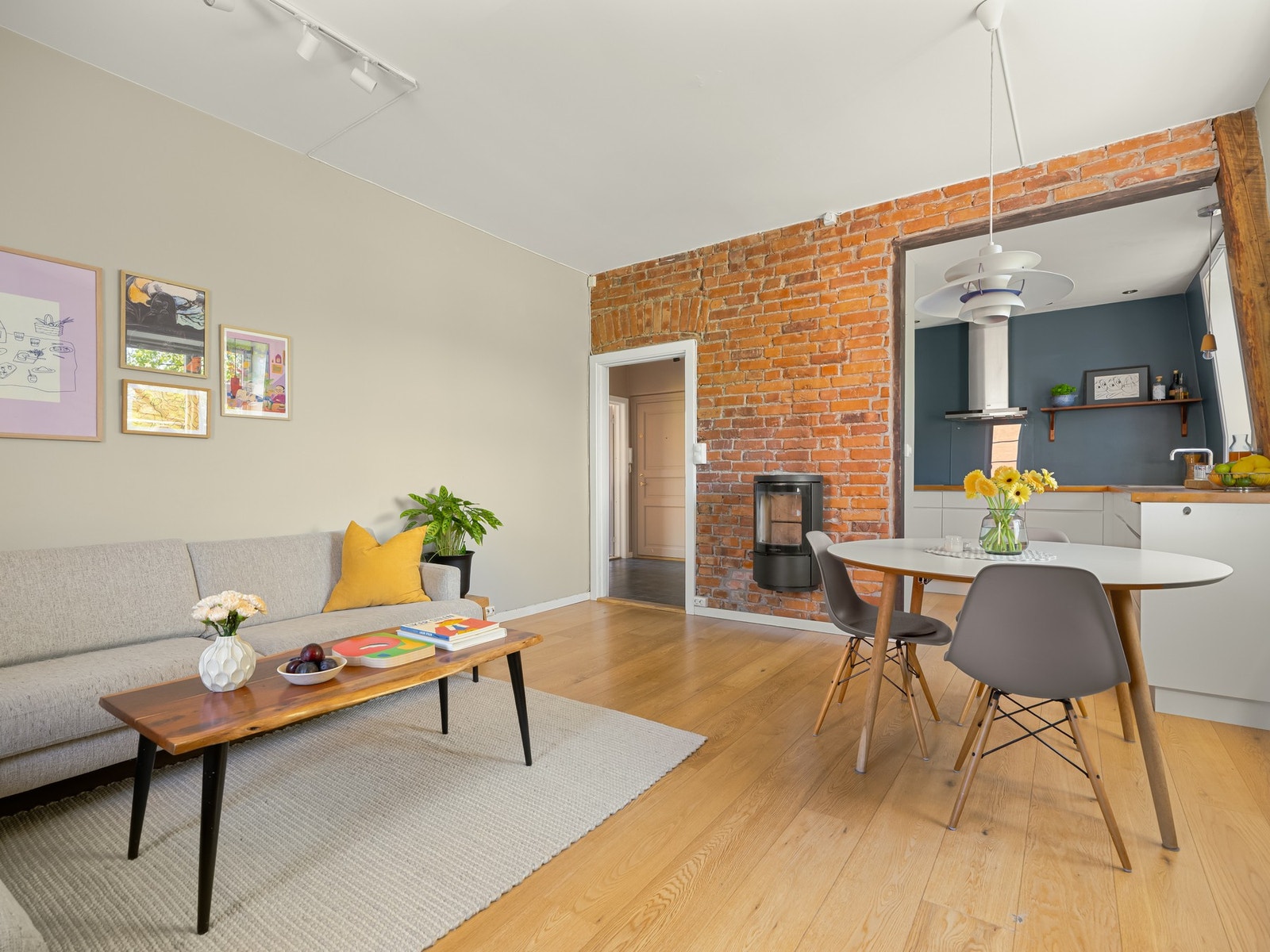 Tilbake til stuen som oppleves luftig, med en takhøyde målt til 2,75 meter. Galleribilde