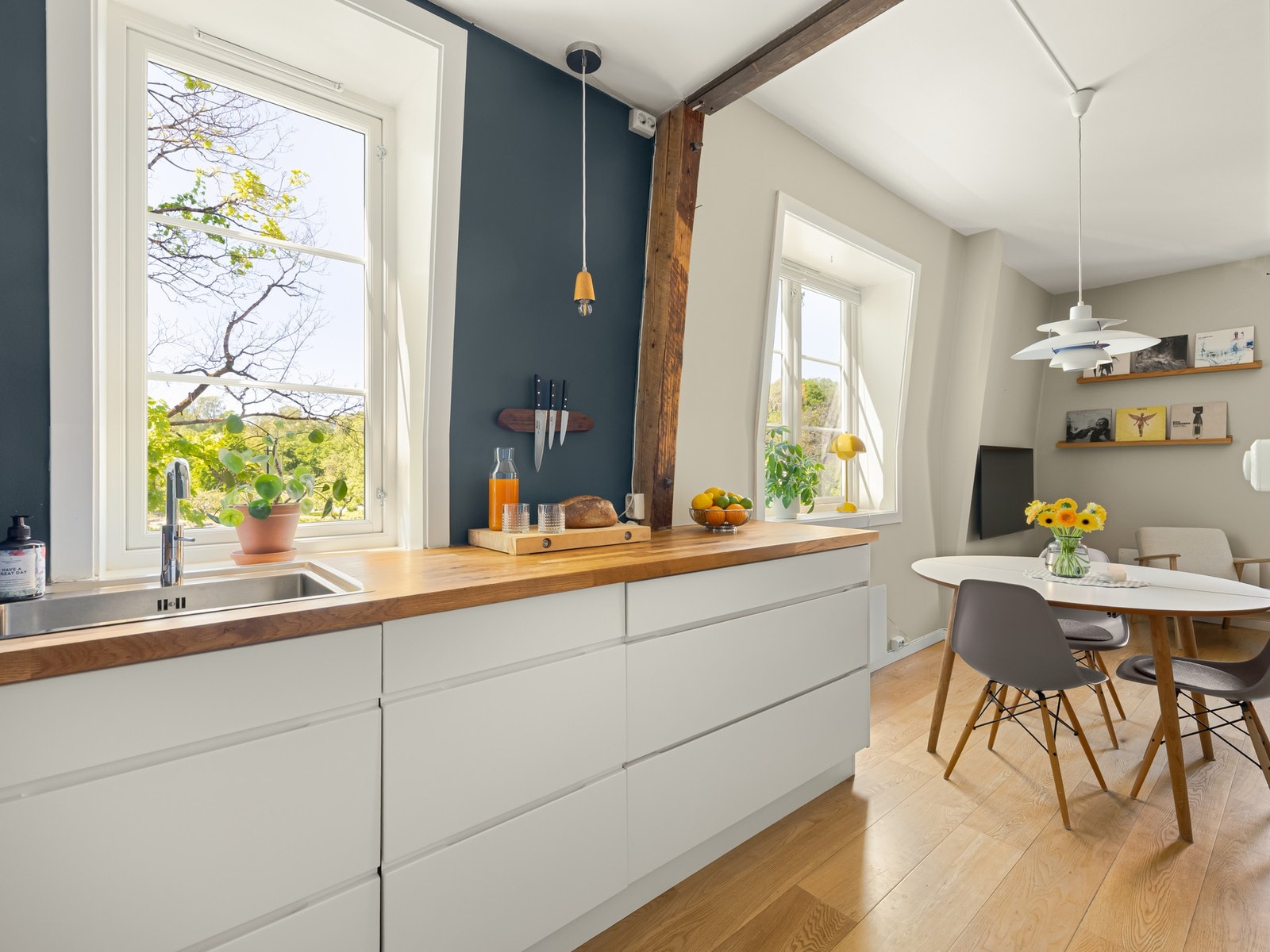 Som du ser, er det bra med skap- og benkeplass her. Galleribilde