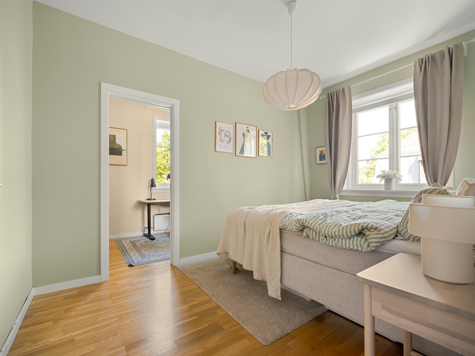 Selger har satt opp en lettvegg på soverommet, for å etablere et ekstra rom. Galleribilde