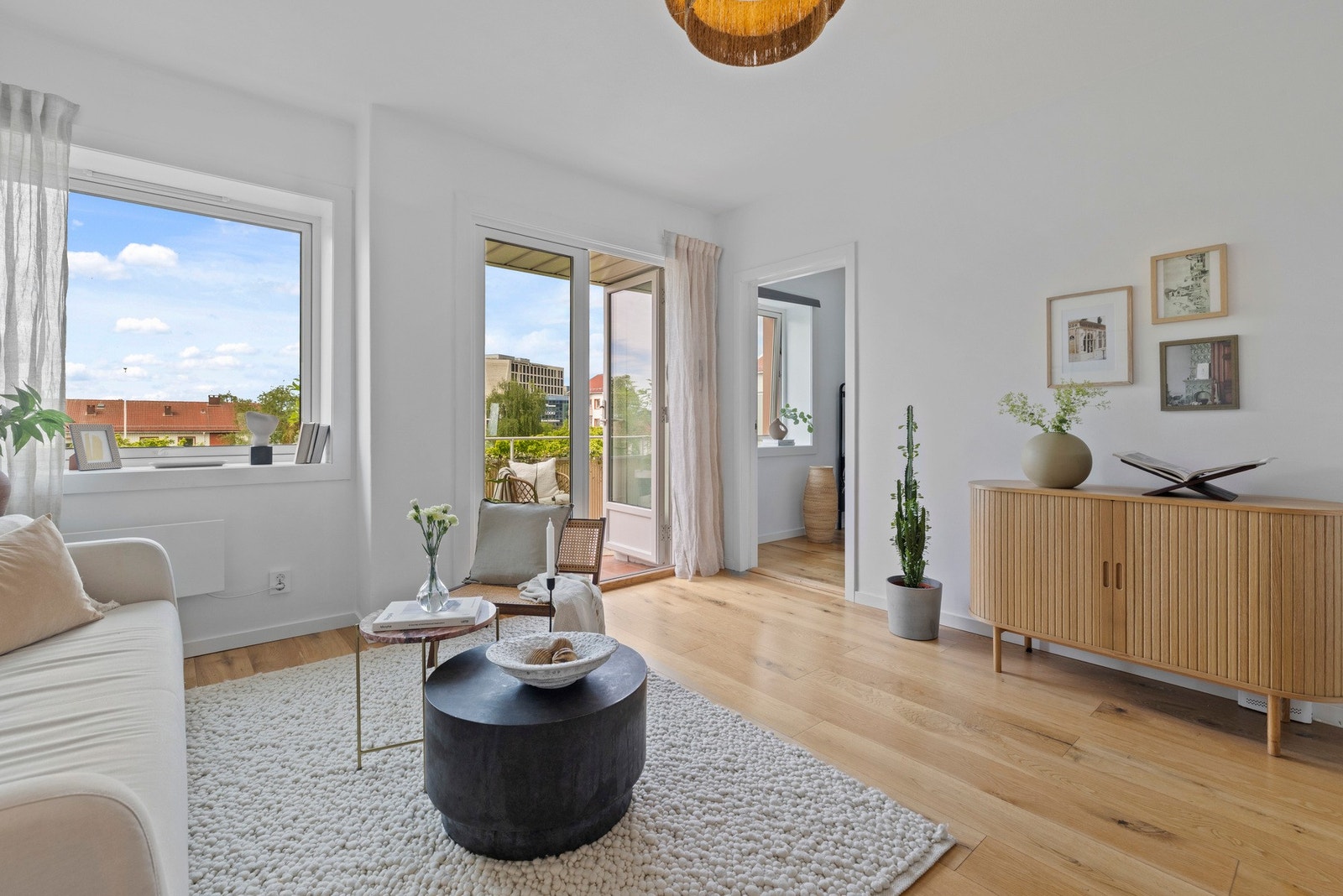 Utformingen av stuen har en naturlig plassering til tv-en. I felleskostnadene har du grunnpakke på både TV og bredbånd Galleribilde