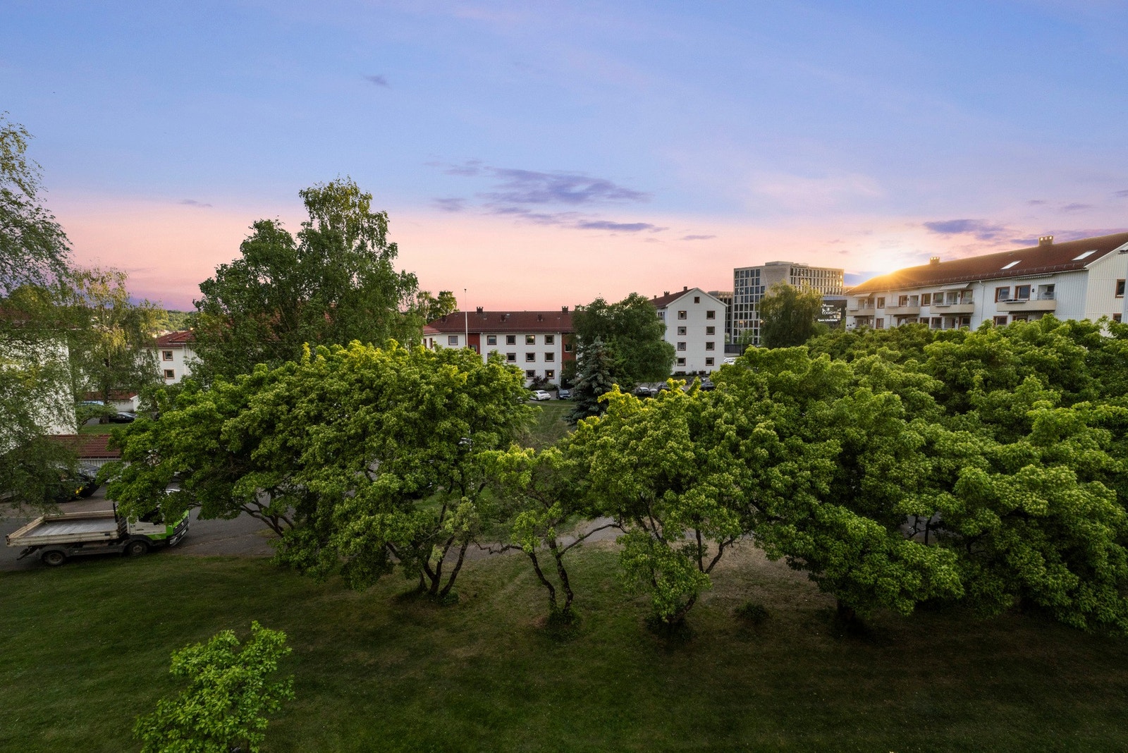 Fra balkongen har du et flott utsyn over grøntområdene til borrettslaget Galleribilde
