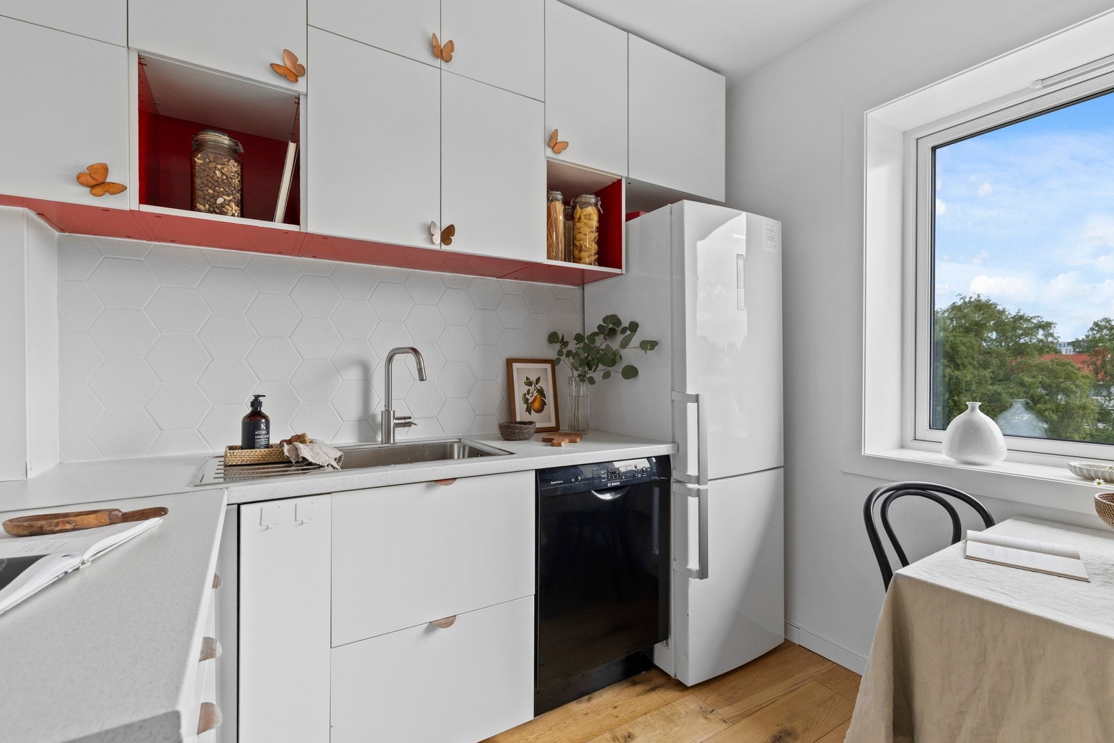 Varmtvannsberederen er plassert i skap under benken inne på kjøkkenet. Galleribilde