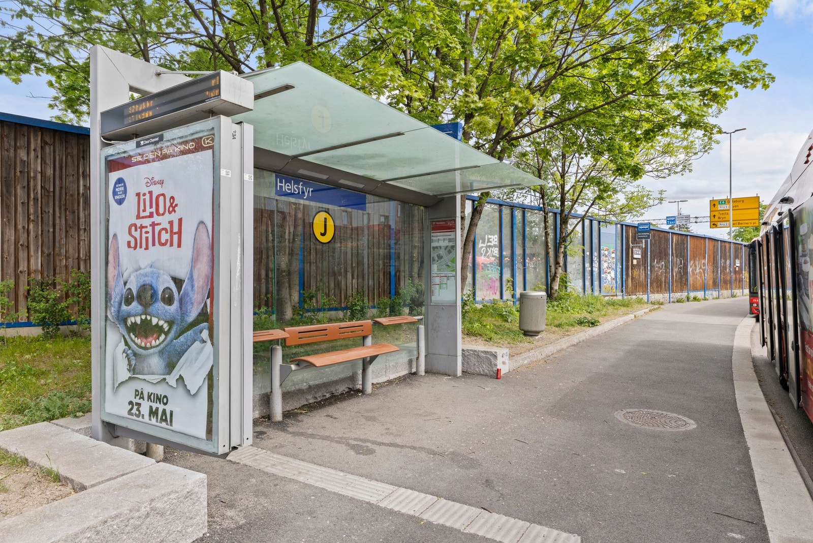 Kort avstand til Helsfyr terminal. Et knutepunkt med diverse busser og t-baner som tar på kryss og tvers av byen Galleribilde