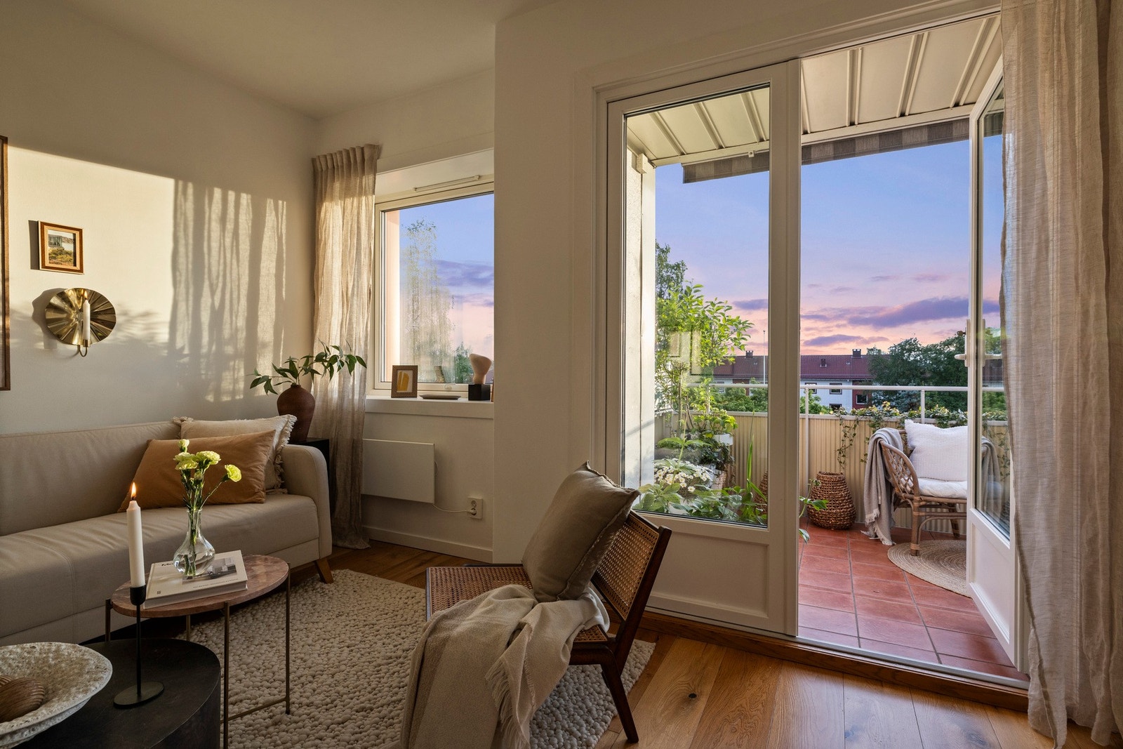 Store vindusflater bidrar til mye naturlig lysinnslipp. Galleribilde