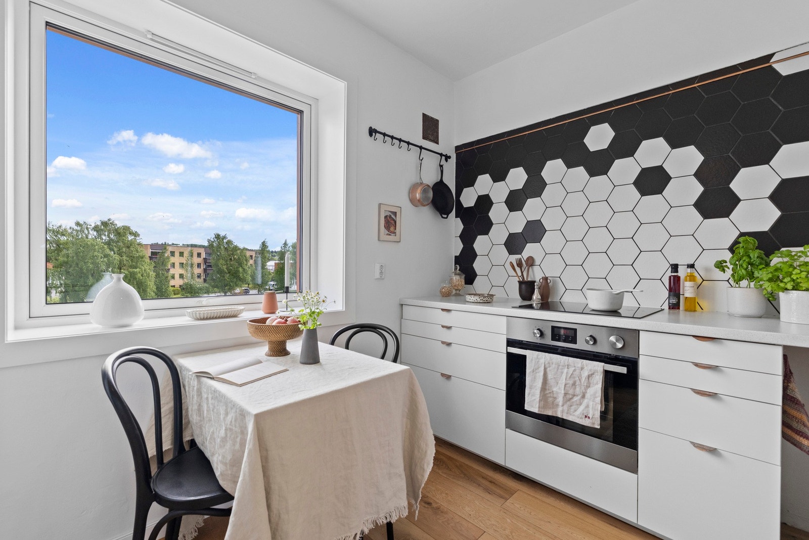 Kjøkkenet er et sosialt rom med plass til et mindre frokostbord. Galleribilde