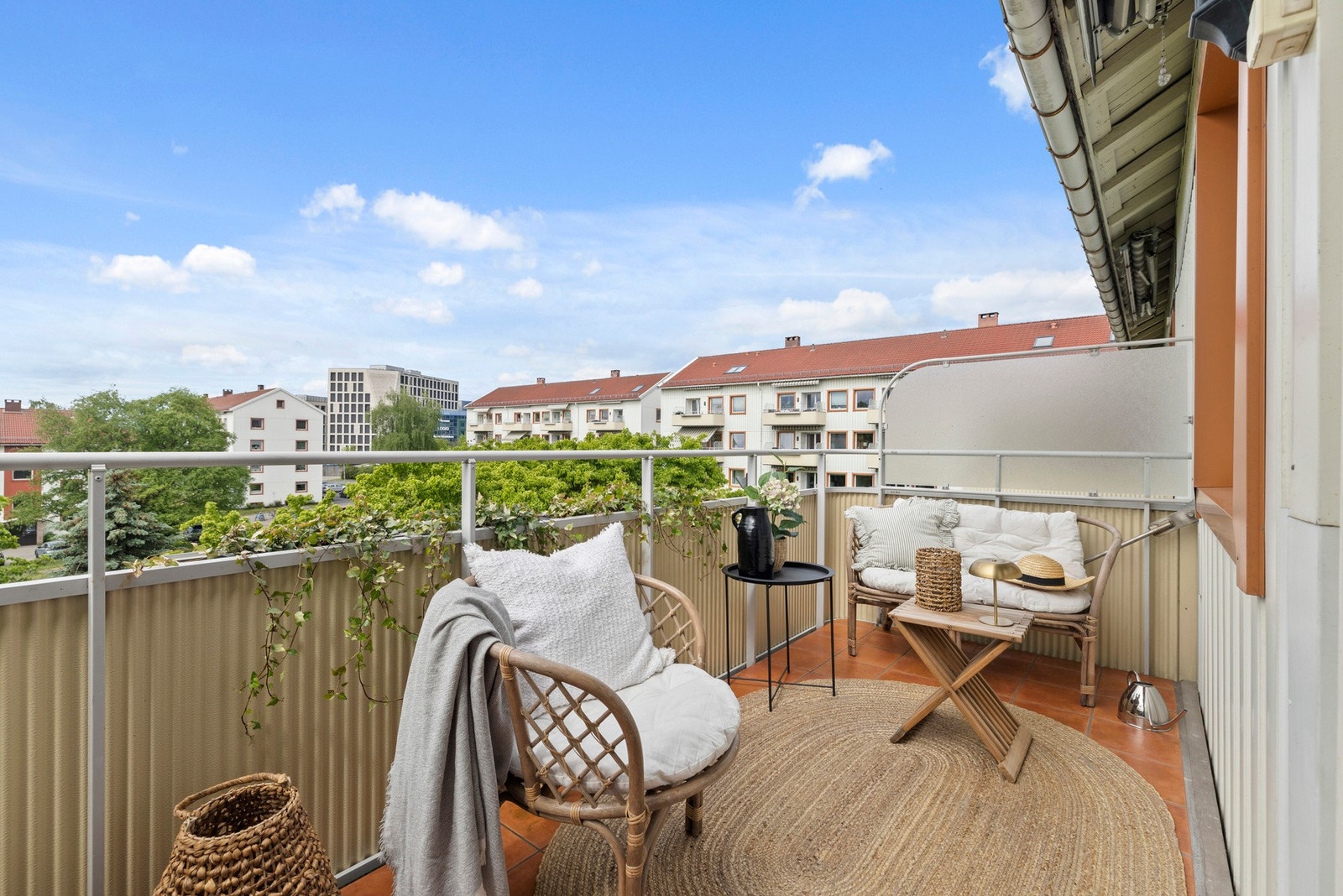 Balkongen har flislagt underlag. Her har du plass til både sittegruppe og grill. (Gass eller el-grill er tillatt i henhold til vedtekter) Galleribilde