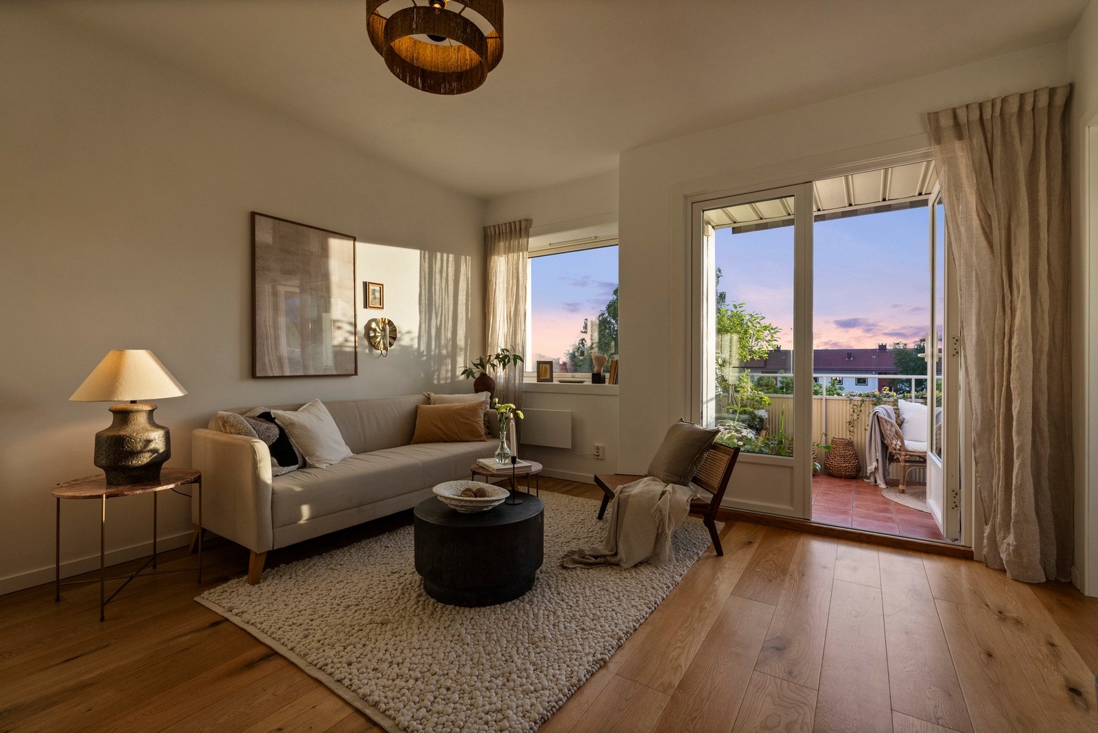 Romslig stue med glatte overflater og en-stavs parkett som er gjennomgående i hele boligen. Galleribilde