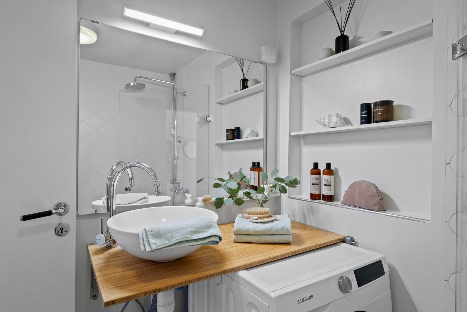 Baderommet ble modernisert i regi av borettslaget i 2003. Videre er det blitt oppgradert i 2025 med nye varmekabler og gulvfliser. Galleribilde