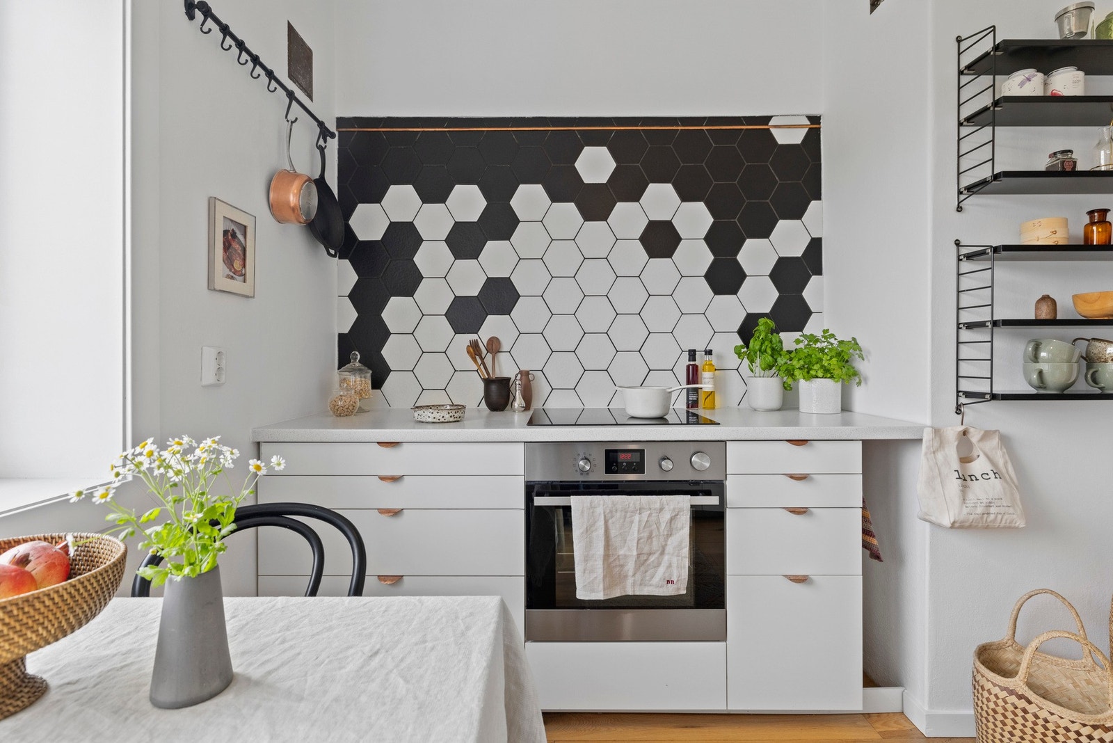 Kjøkkenet har en eldre IKEA-innredning med glatte, folierte fronter og en laminat benkeplate. Galleribilde