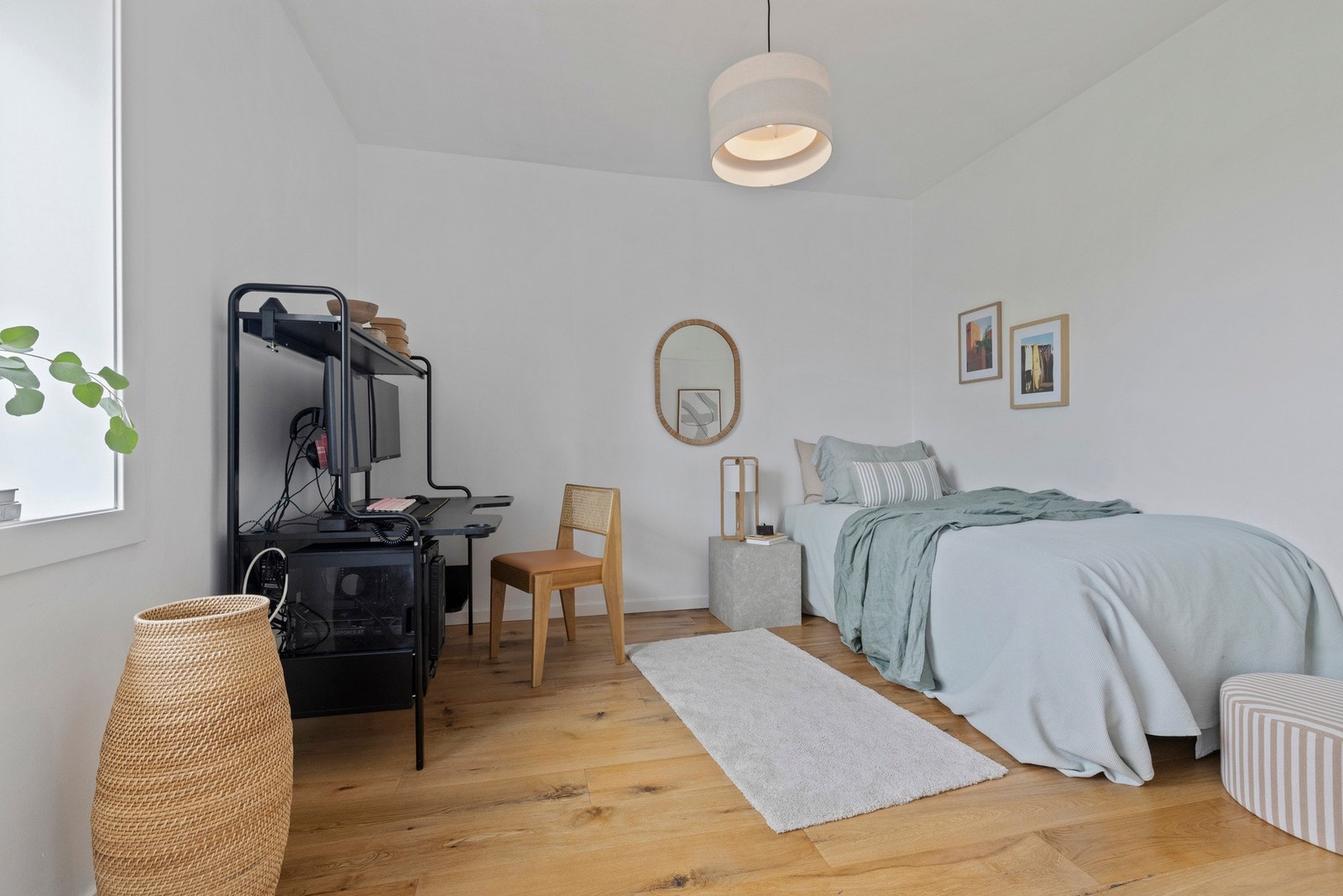 Soverom 2 er også av god størrelse, du får fint inn en dobbeltseng med tilhørende møblement. Rommet kan fint også benyttes som gjesterom og/eller kontor. Galleribilde