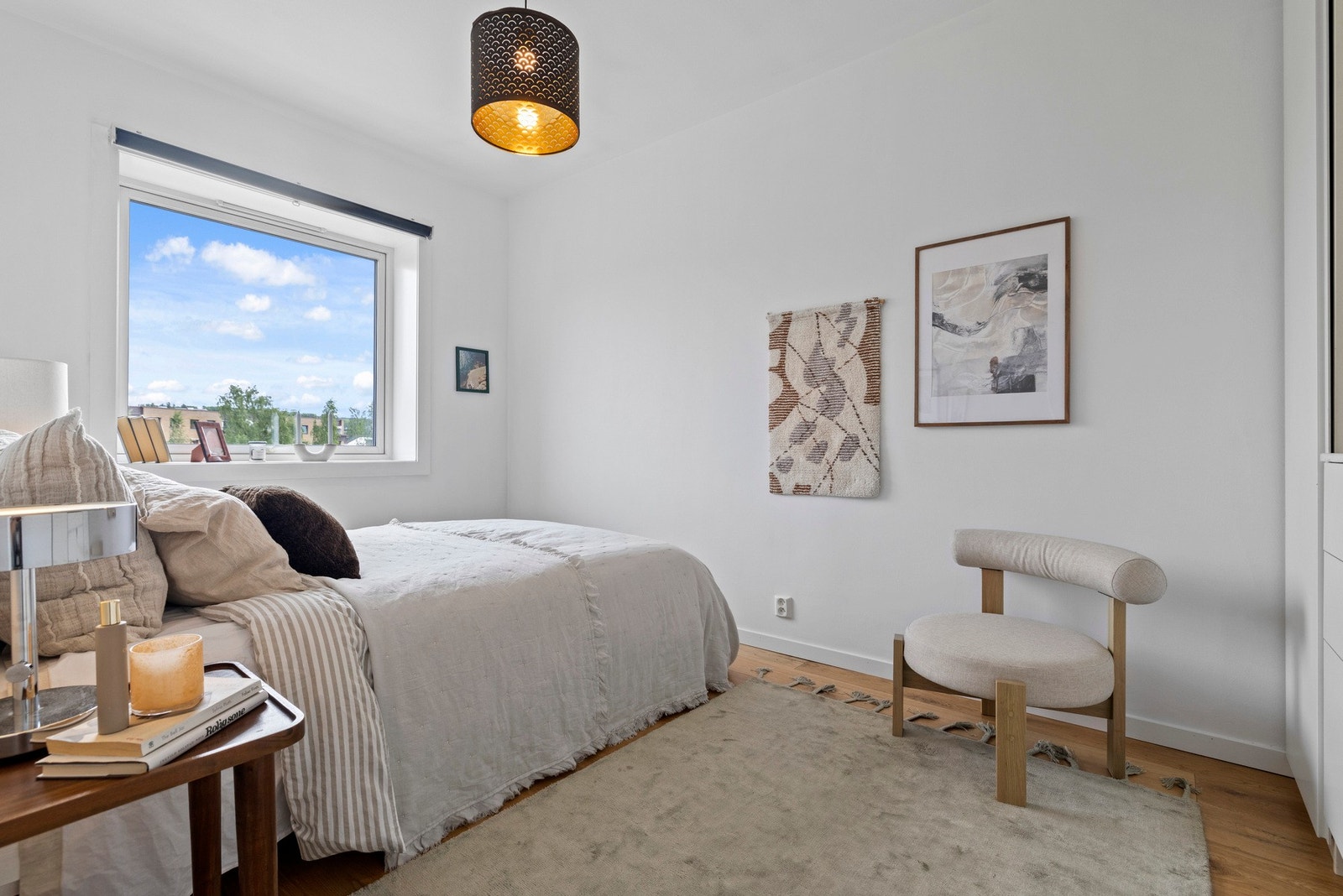 Soverom 1 er av god størrelse. Du har plass til dobbeltseng med tilhørende nattbord i tillegg til å sette inn garderobeløsning. Galleribilde