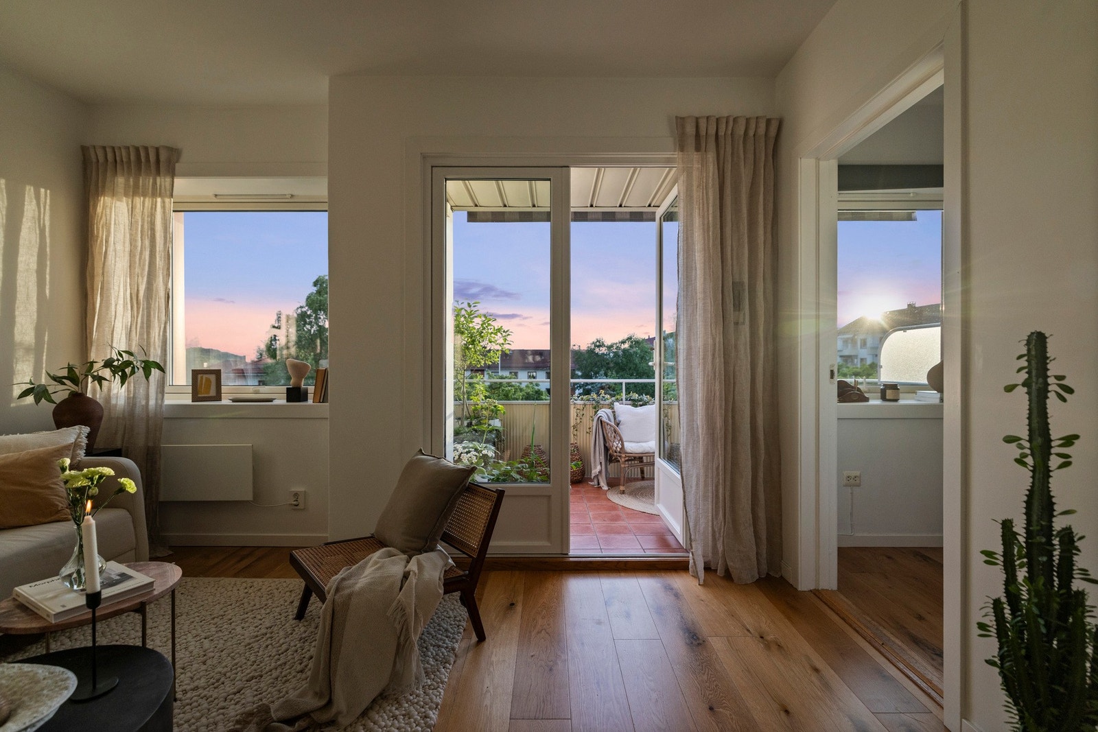 Fra stuen kommer du direkte ut til solrik vestvendt balkong. Galleribilde