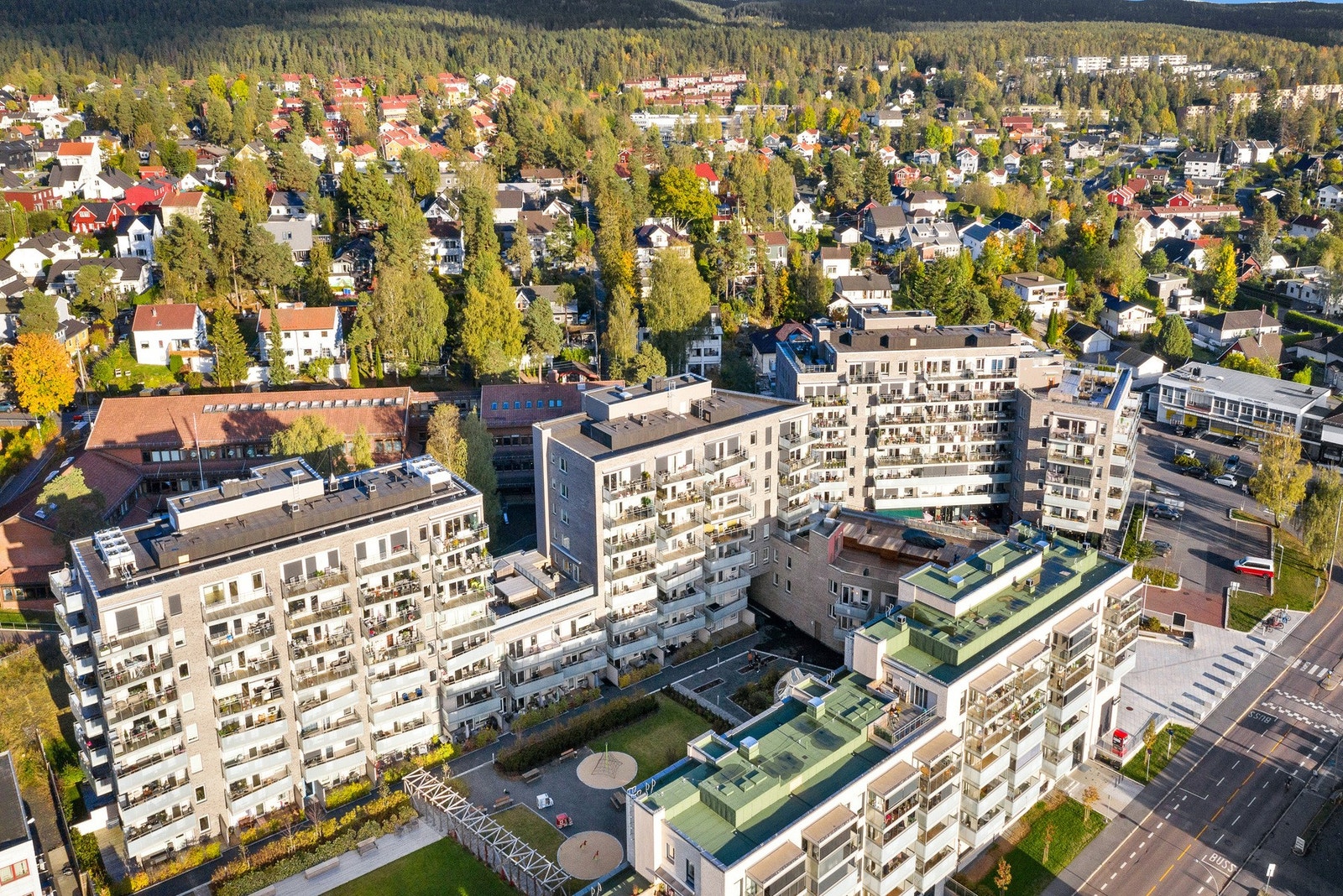 Fra boligen er det kun 2 min. gange til T-bane og nærhet til Østmarka. Galleribilde