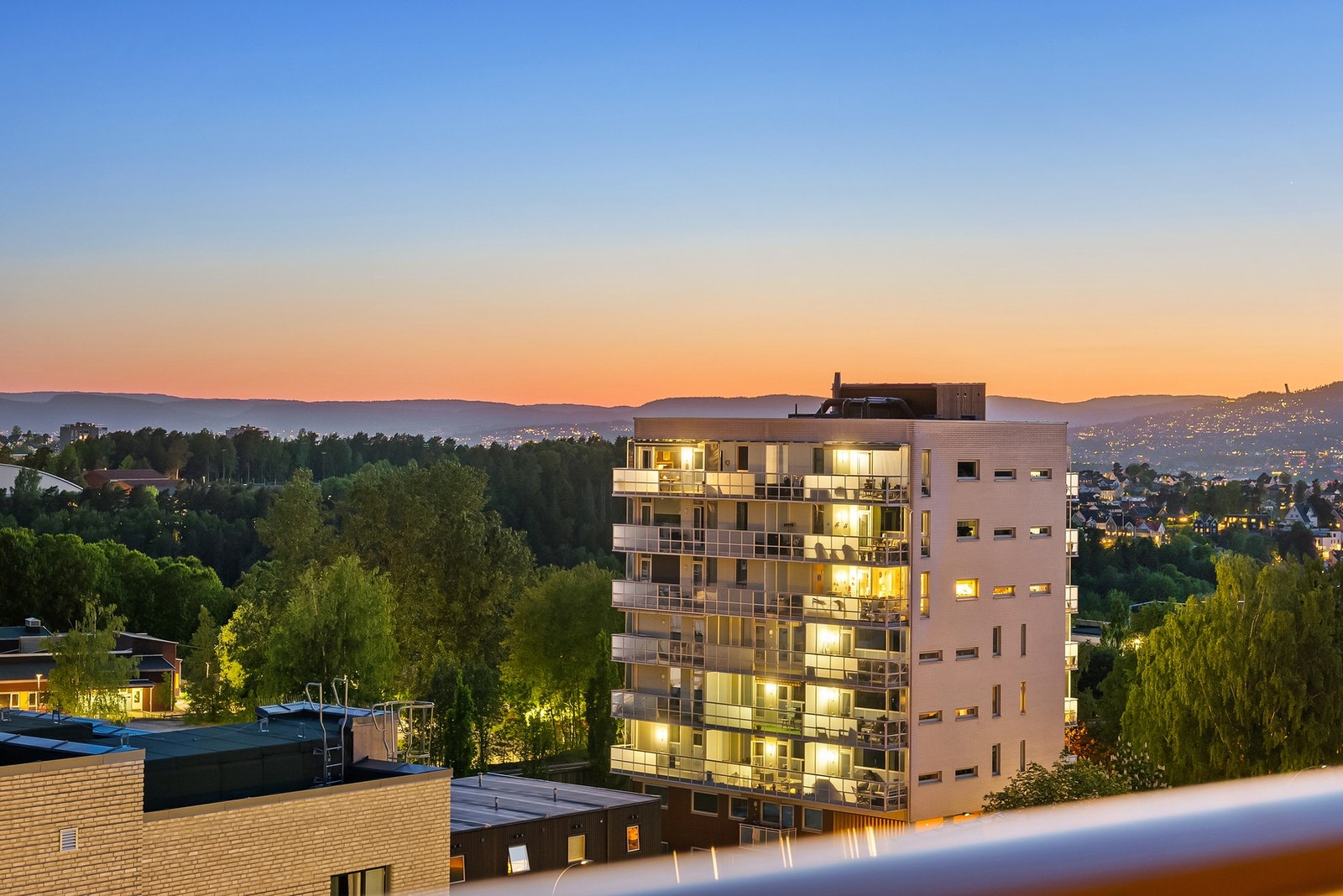 Lys, lekker og moderne 2-roms fra 2018 med heis, vestvendt balkong og flott utsikt. Mulighet for leie av garasjeplass. Galleribilde