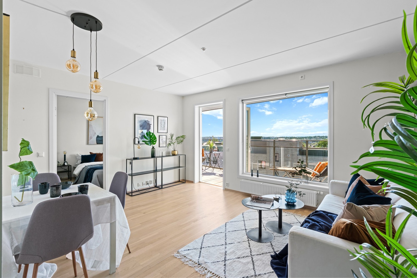 Stuen er lys og trivelig og store vinduer sørger for rikelig med dagslys. Galleribilde