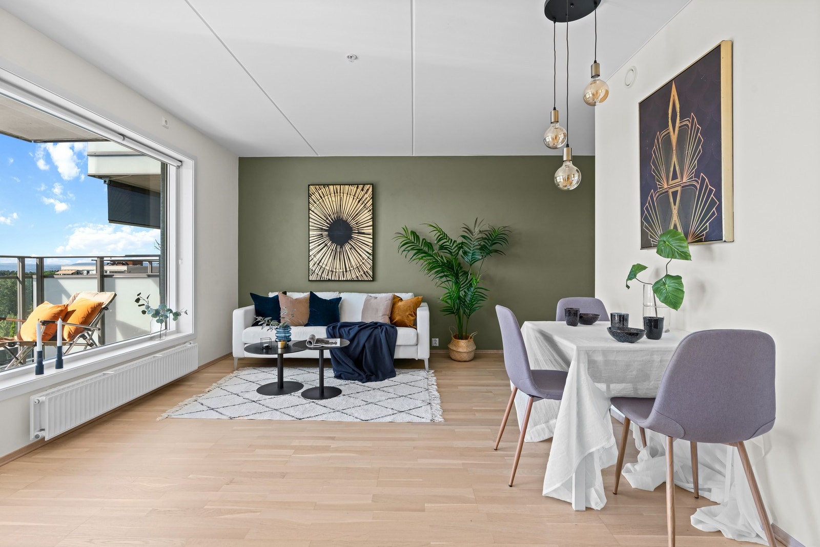 A-konto oppvarming og varmtvann, samt grunnpakke kabel-tv/internett er inkludert i de månedlige felleskostnadene. Galleribilde