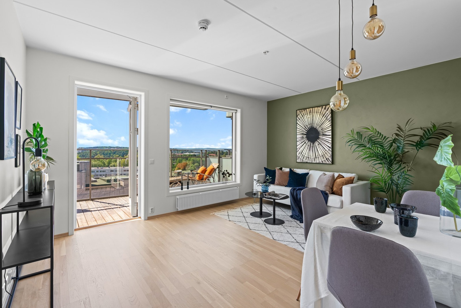 Det er god plass til både sofa, tv-møblement og spisebord i stuen. Galleribilde
