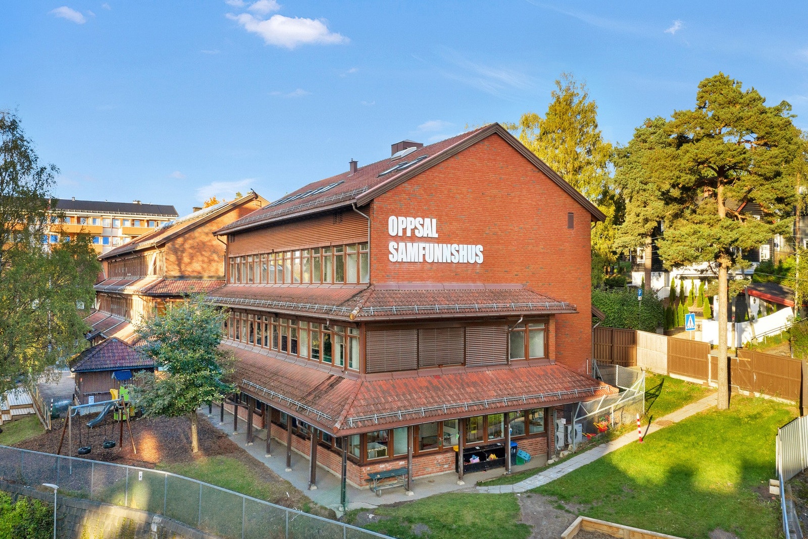 På Oppsal samfunnshus finner du bla. Deichmans bibliotek, legekontor, frisør, samfunnshus og barnehage. Galleribilde