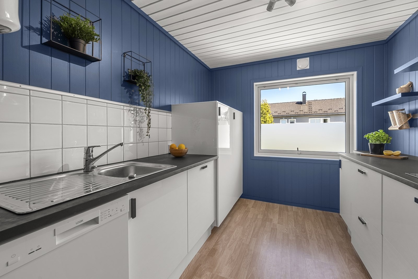 Pent kjøkken med oppbevaringsplass i underskap Galleribilde