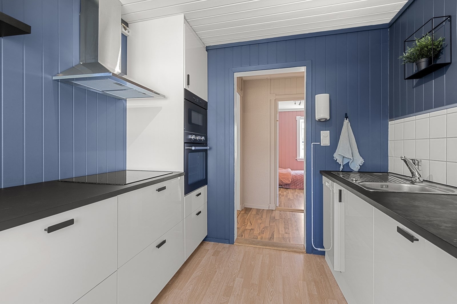 Det er integrert platetopp, stekovn, mikroovn, kjøleskap og fryseskap Galleribilde