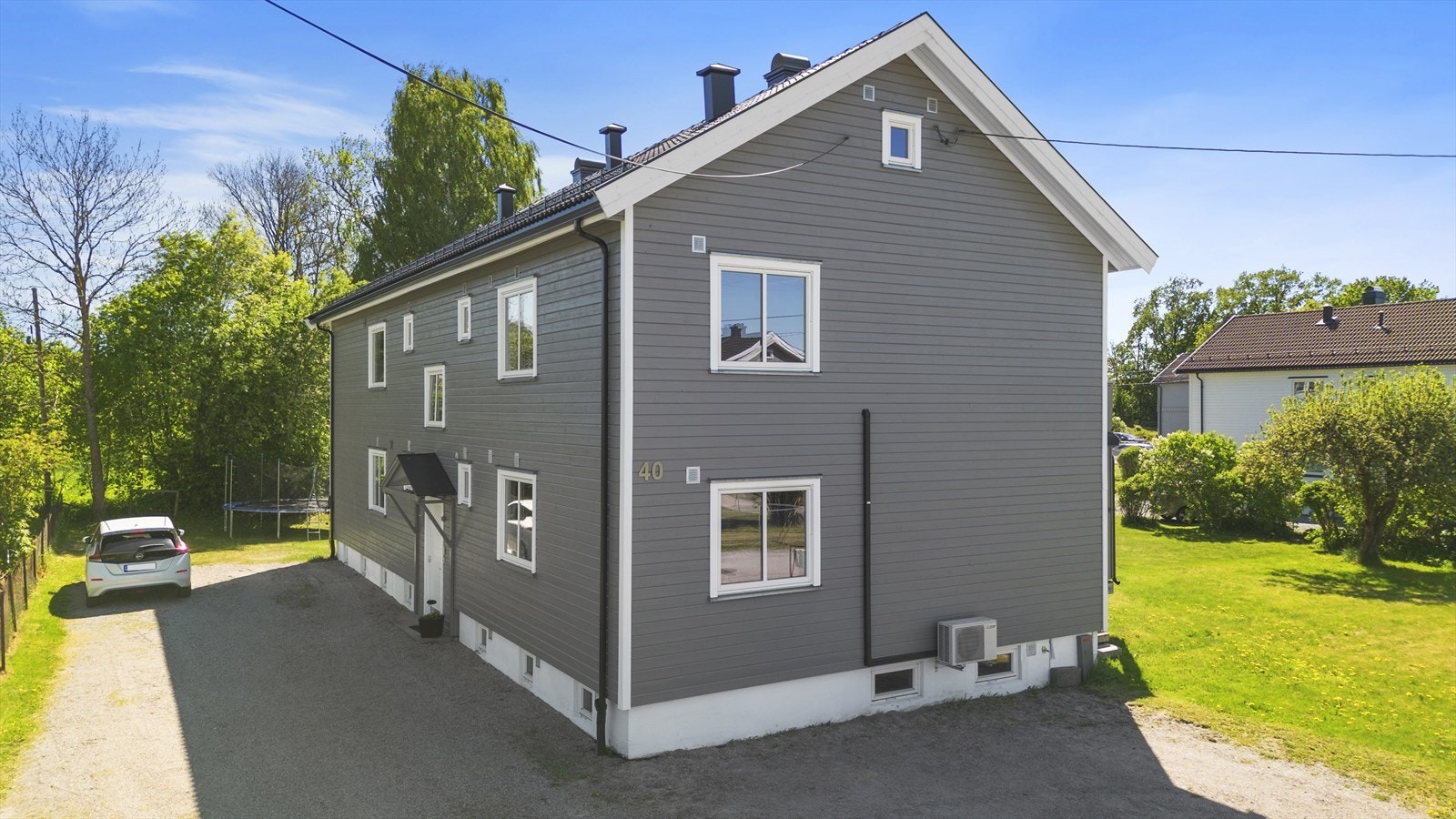 Det er biloppstillingsplass utenfor boligen Galleribilde