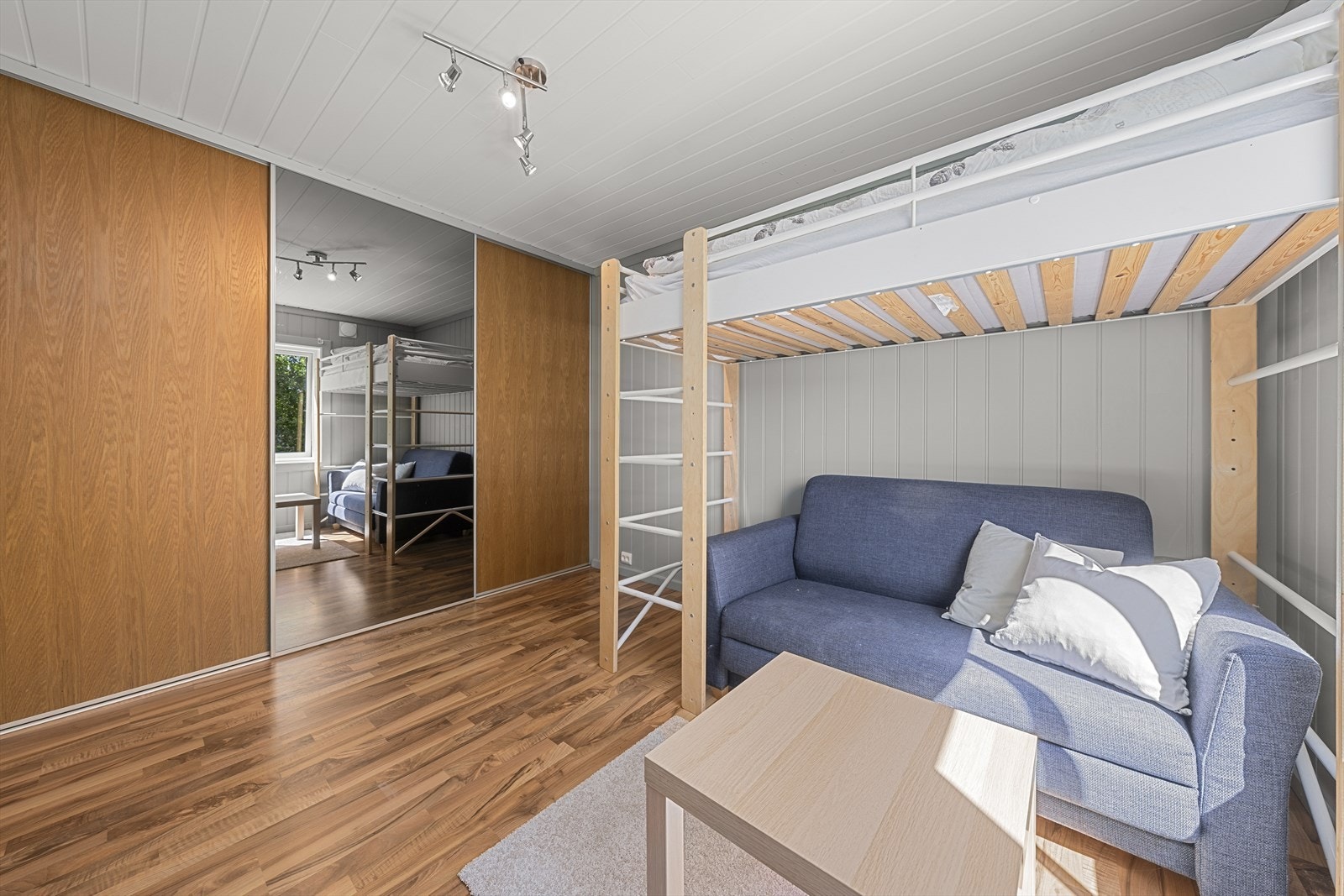 Soverom lll med stor skyvedørsgarderobe Galleribilde