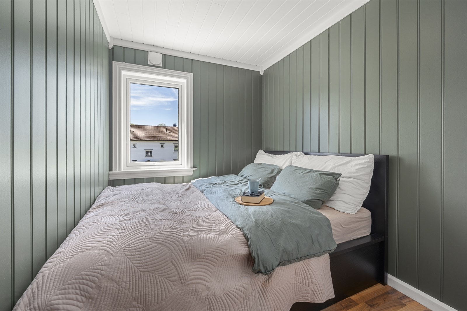 Soverom l med garderobeskap Galleribilde