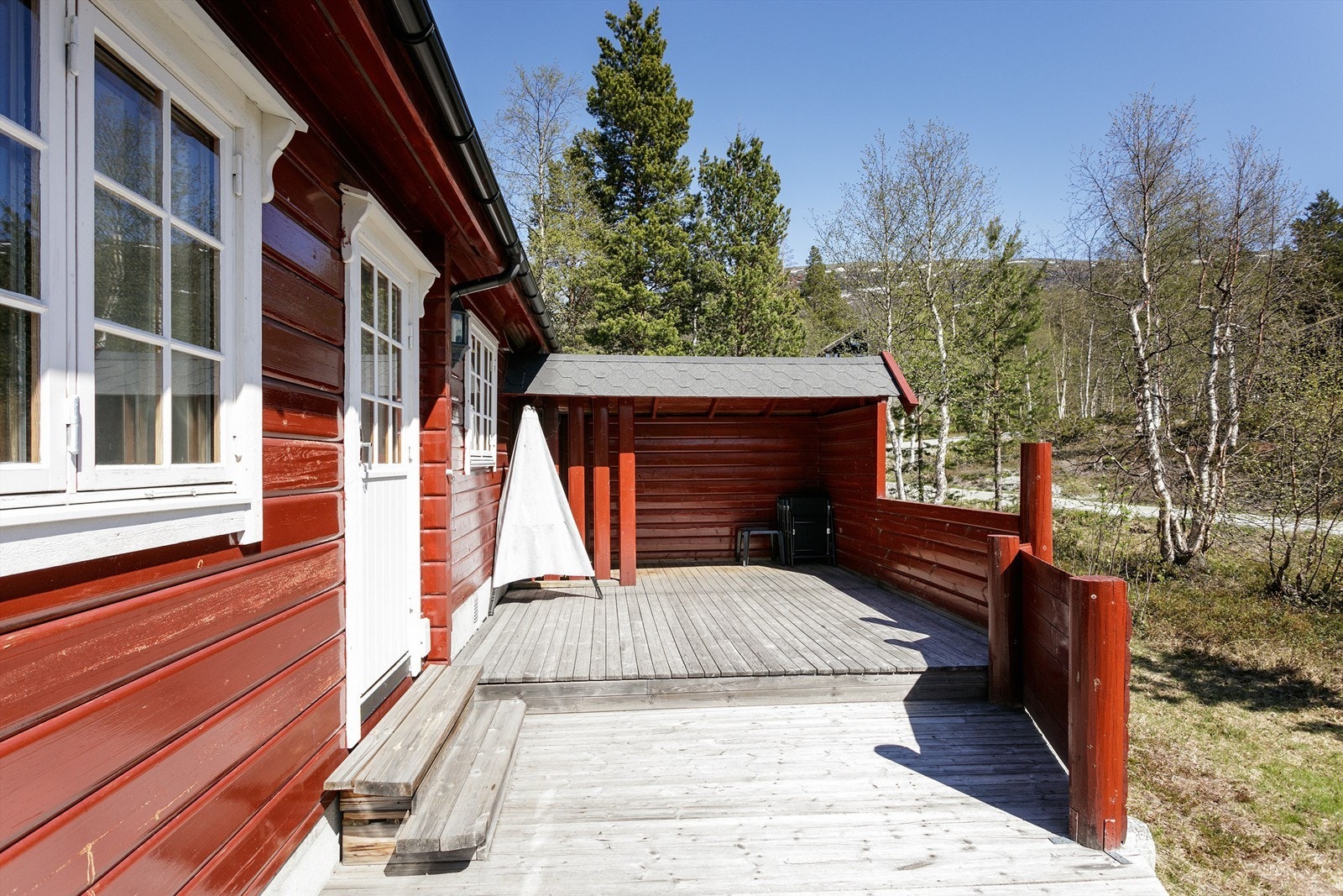 Overbygget del av terrassen/uteplassen med lun solkrok Galleribilde