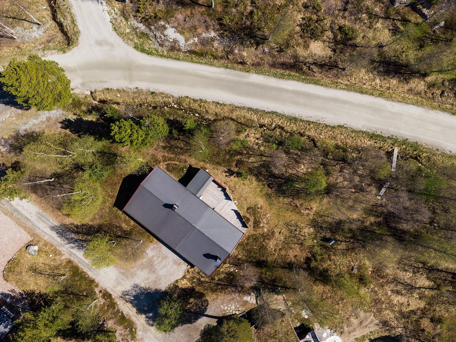 Dronebilde av tomten sett fra fugleperspektiv Galleribilde