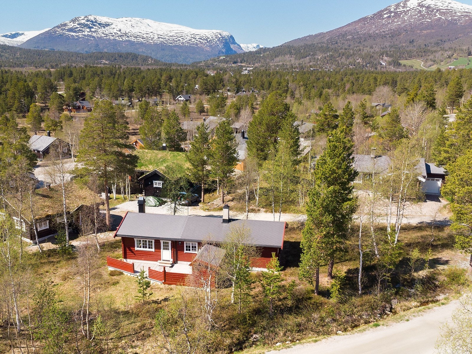 Dronebilde av hytten Galleribilde