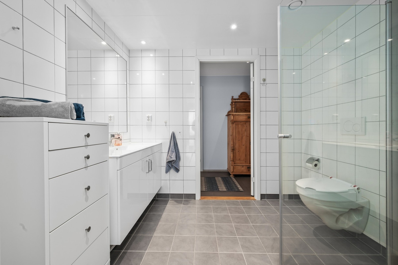 Det er også tilgang til badet fra gangen. Galleribilde