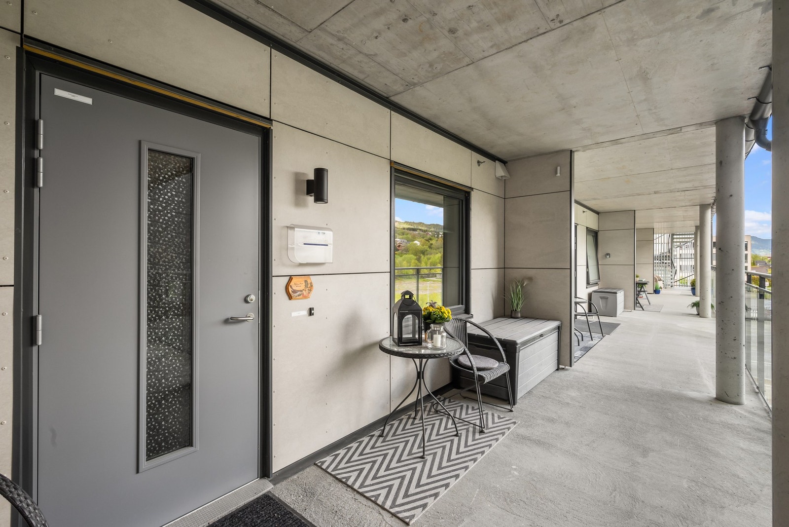 Inngangsparti med plass til en liten sitteplass for å nyte morgensola. Galleribilde