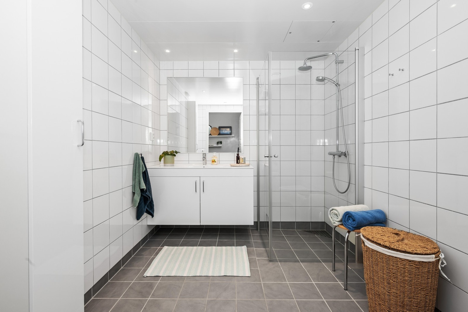 Bad nr 2 har også dusjhjørne, servant med skap og vegghengt wc. Galleribilde