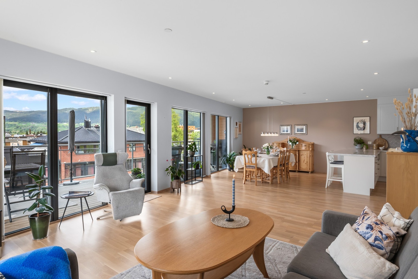 Boligen har naturlige soner for spise og sittegrupper. Galleribilde