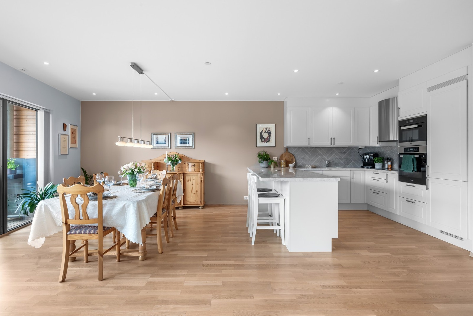 Kjøkkenet har massevis av skap- og benkeplass. Galleribilde