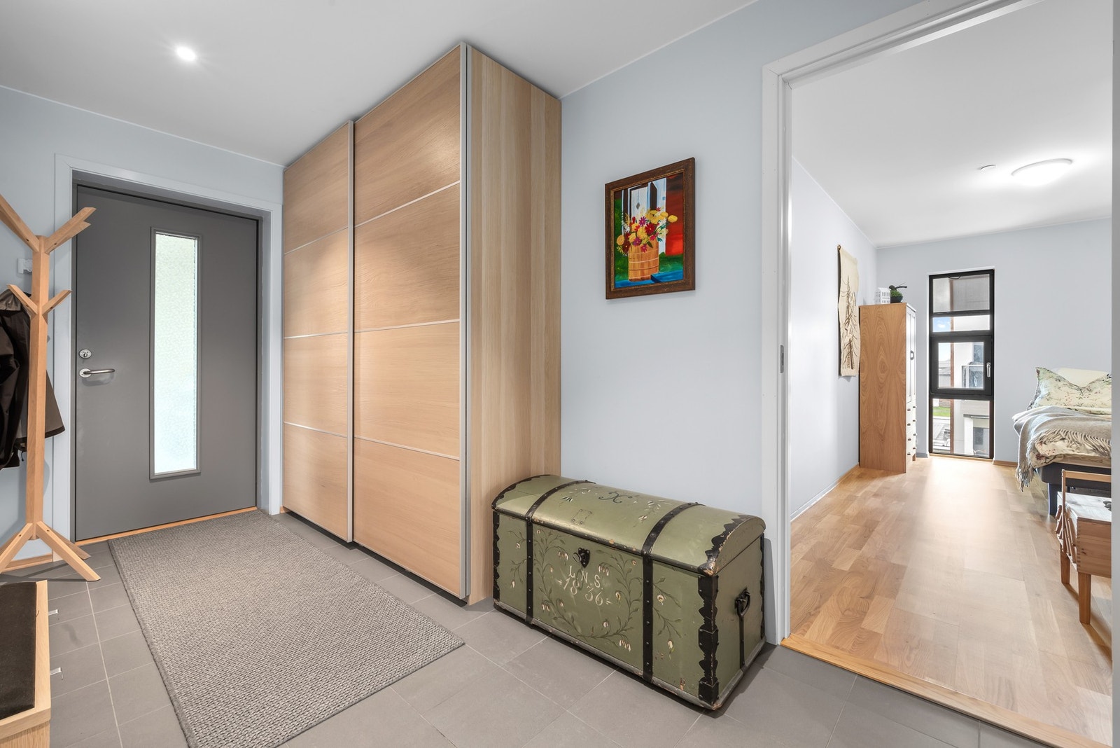 Gangen er flislagt med gulvvarme, og har god plass for oppbevaring. Galleribilde