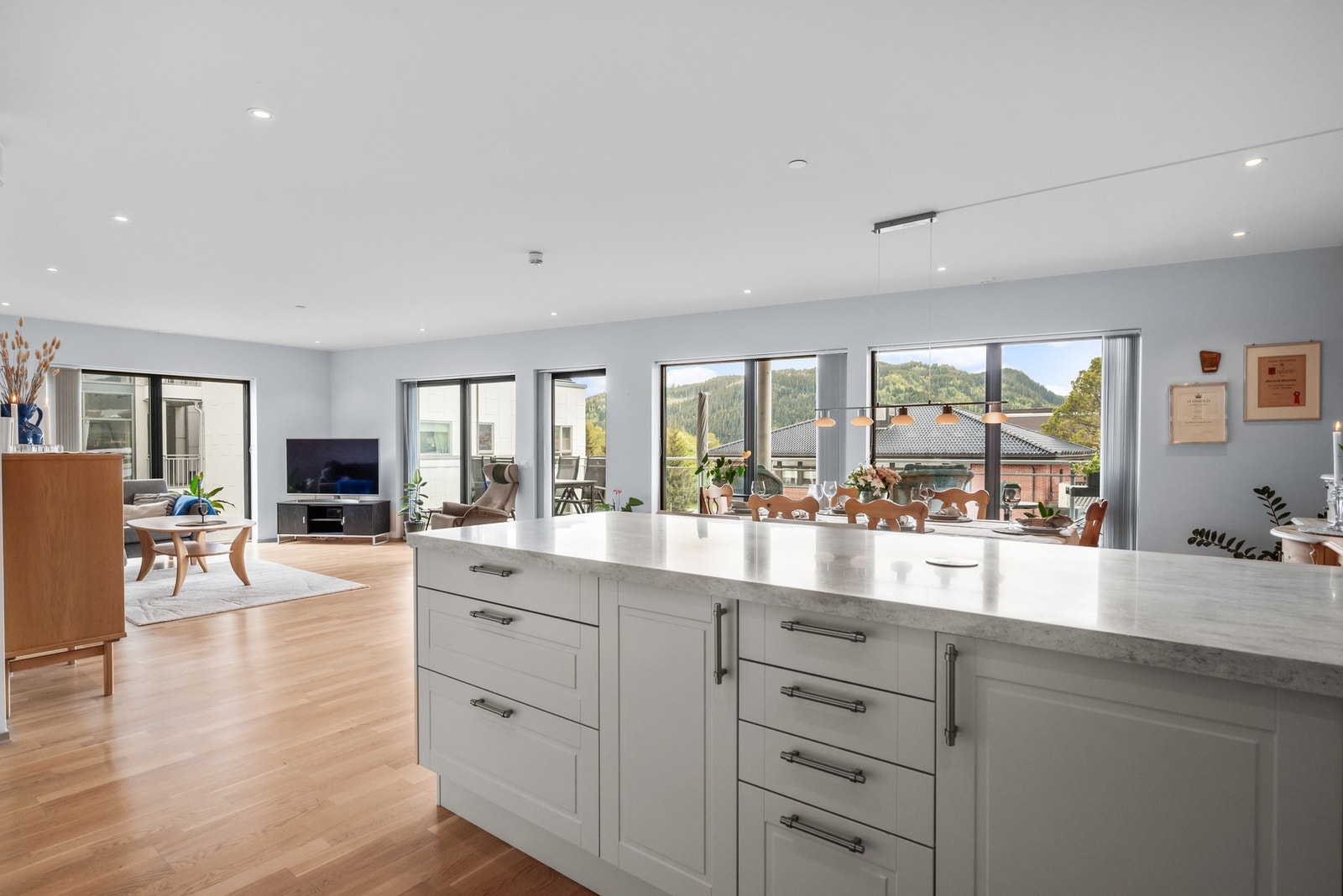 Den åpne stue/kjøkkenløsningen oppleves som særdeles lys og luftig med store vindusflater og masse lysinnslipp. Galleribilde