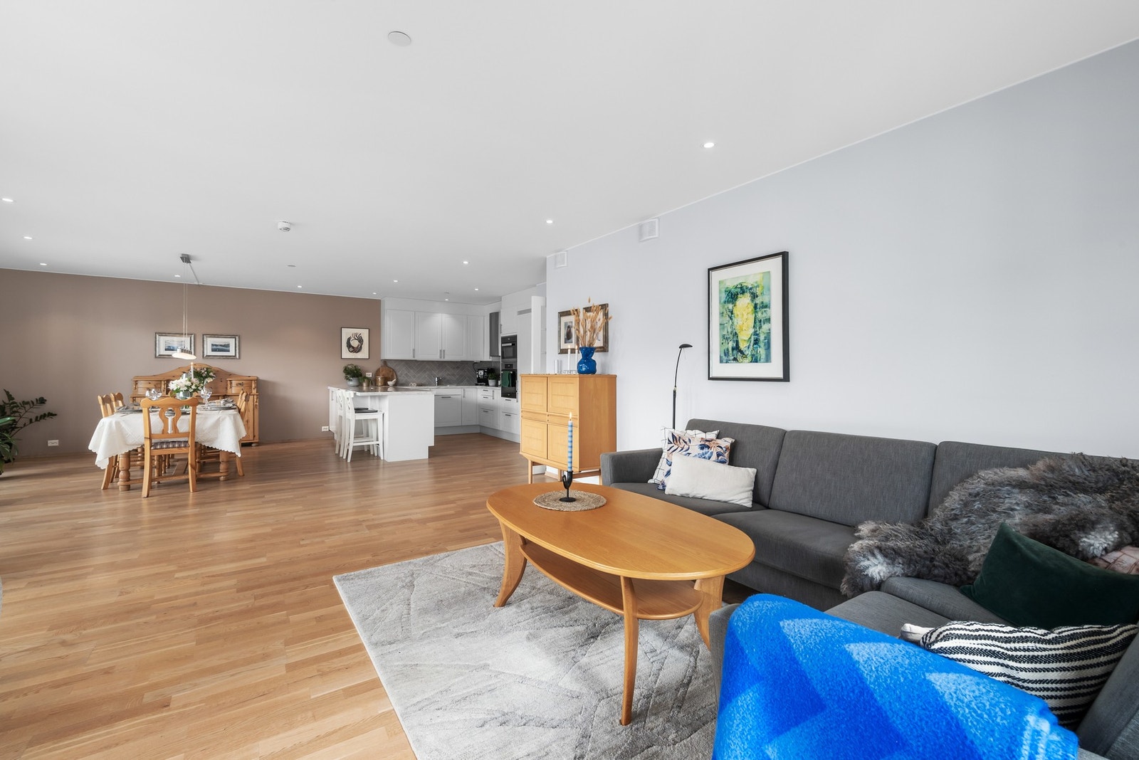 Langs veggen er det god plass til en større sofa, eller oppbevaring. Alt etter egne behov og ønsker! Galleribilde