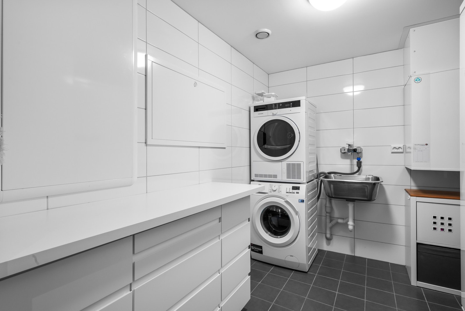 Meget praktisk vaskerom, med utslagsvask og god plass for oppbevaringsløsninger. Galleribilde
