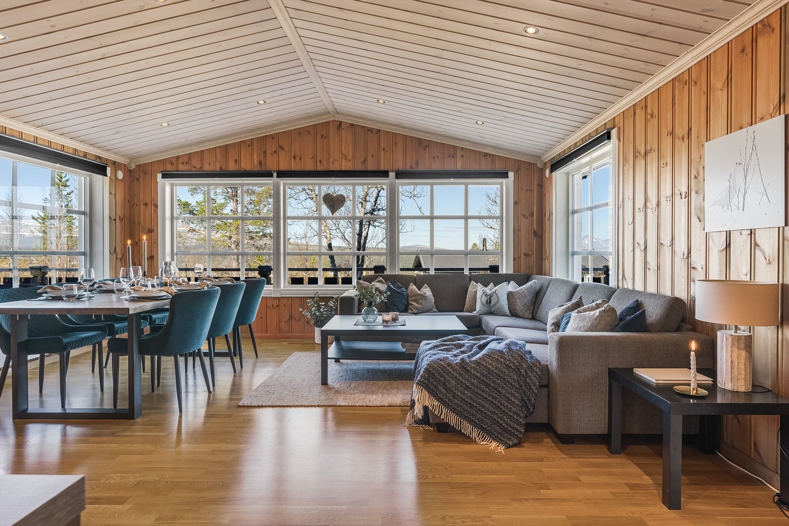 Et pent stuerom med plass for spisestue. Legg merke til de store vindusflatene på tre sider som sørger for et godt innslipp av naturlig dagslys i tillegg til å by på den fantastiske utsikten som området er kjent for. Galleribilde