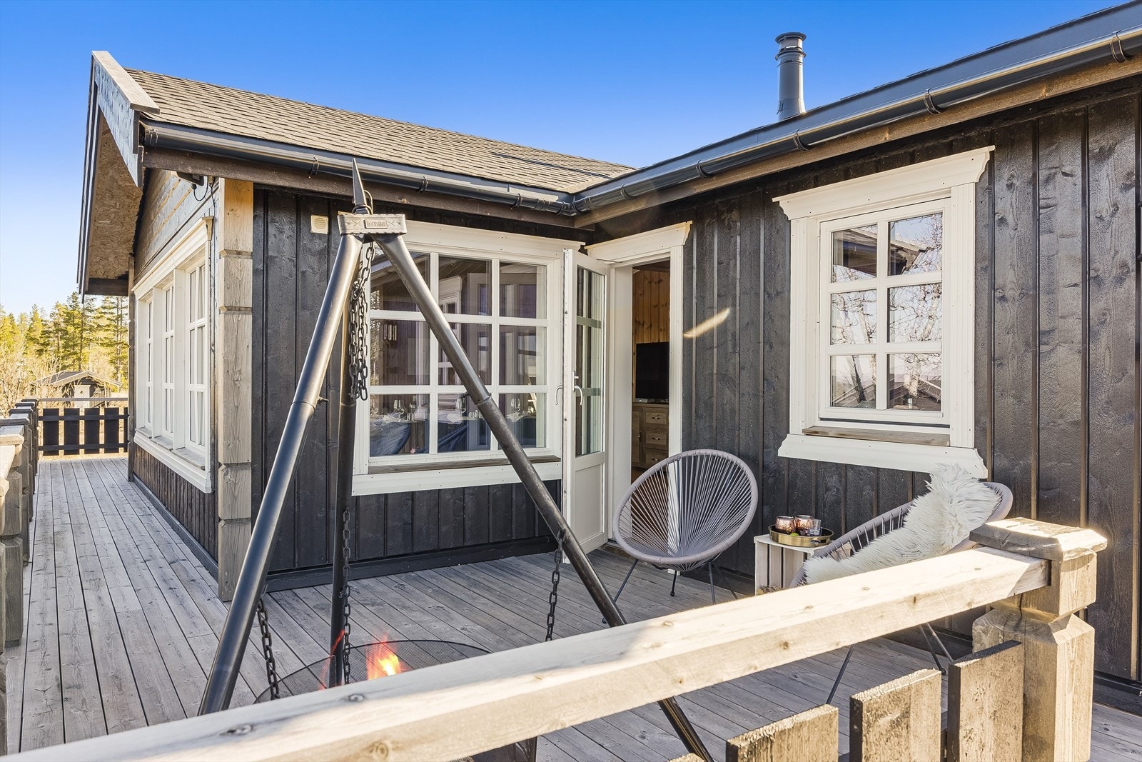 Terrassen er utformet slik at du kan sitte i ly for vind fra flere retninger. Galleribilde