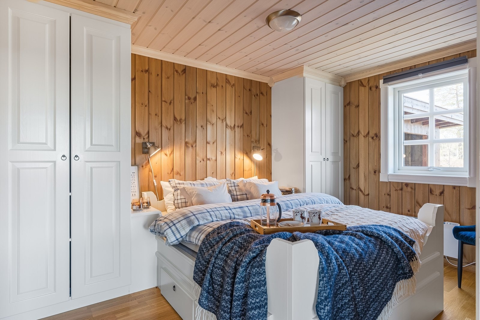 Ved stuen og kjøkkenet finner man hovedsoverommet, som er innredet med plassbygd seng og garderobeskap. Galleribilde